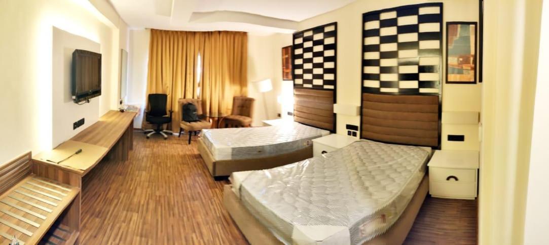 The Checkers Hotel Chennai Room photo